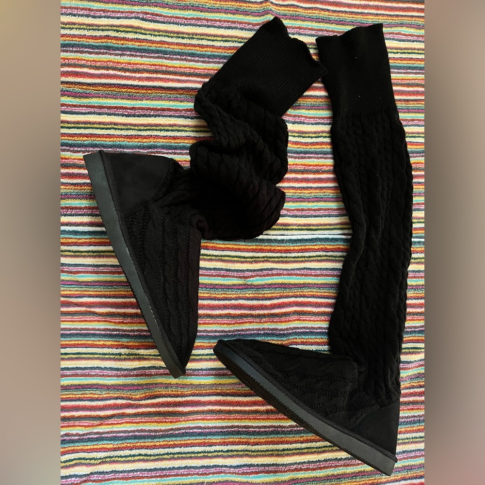 JUST FAB Brittany Knit Fuzzies - woman’s size 10